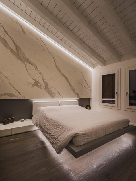 Villa SM con centro benessere | Olev Led Camera, Led Lighting Bedroom, Luci Led, Loft Lighting, Archi Design, Attic Renovation, Dream House Rooms, Residential Lighting, Roof Light