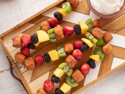 Sweet Breakfast Kabobs with Honey-Yogurt Dipping Sauce Recipe | Ree Drummond | Food Network Breakfast Kabobs, Pioneer Woman Breakfast, Yogurt Dipping Sauce, Ree Drummond Recipes, Breakfast Fruit, Dip Sauce, Honey Yogurt, Fruit Skewers, Dipping Sauces Recipes