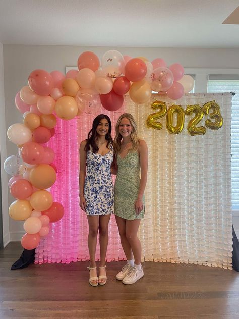 Grad Picture Backdrop, Graduation Backdrops For Pictures, Grad Party Background, Grad Party Aesthetic Ideas, Grad Party Balloons, Pink Grad Party Decorations, Grad Party Photo Wall, Indoor Grad Party, Birthday Photo Backdrop Ideas