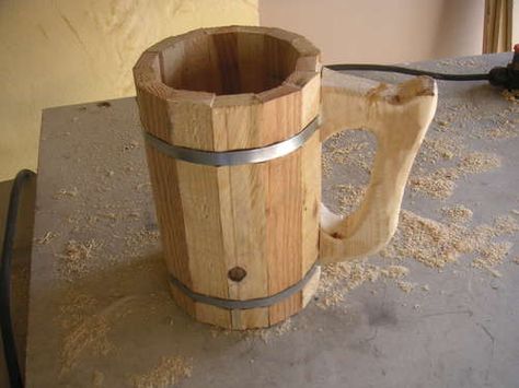 How to make a wooden beer mug Tre Kunst, Woodworking Plans Patterns, Wooden Mug, Wooden Beer Mug, Woodworking Projects Furniture, Woodworking Plans Beginner, Wooden Signs Diy, Woodworking Projects For Kids, Woodworking Furniture Plans