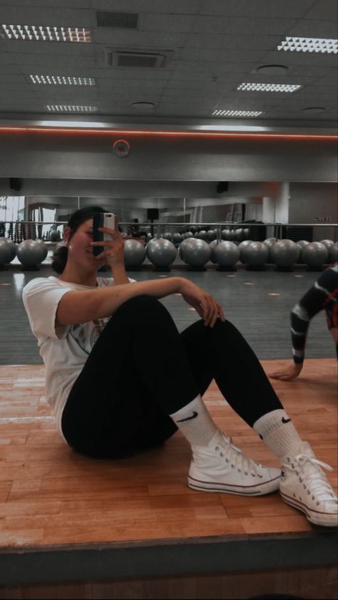 Gym Converse, High Top Outfits, Athletic Outfit Ideas, White Converse Outfits, Andrew Huberman, Athletic Outfit, Baby Tumblr, Outfit Gym, Girls Converse