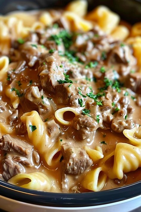 Slow Cooker Creamy Garlic Beef Pasta Pasta Bacon, Quick Delicious Dinner, Beef Pasta Recipes, Garlic Beef, Easy Freezer Meals, Beef Pasta, Angled Bob, Crockpot Dishes, Birthday Trip