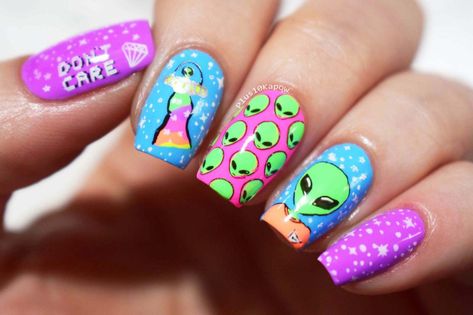 Alien Nail Art, Neon Alien, Alien Nails, Neon Green Nails, Infinity Nails, Crazy Nail Art, Holo Nails, Space Nails, Pointy Nails