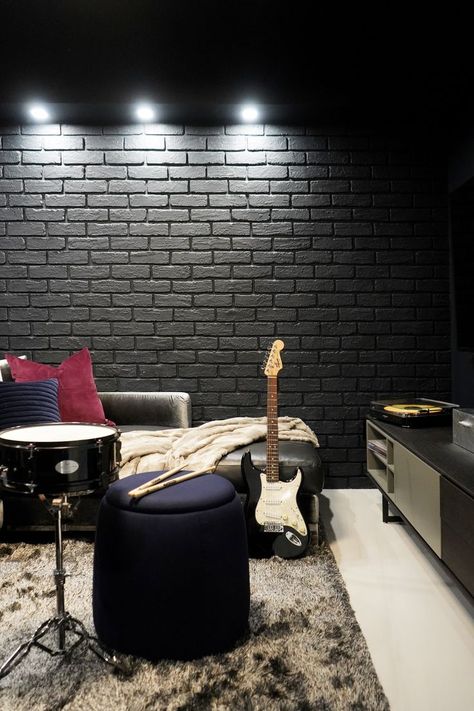 media room rock n roll inspired design Music Studio Room Design, Home Media Room, Rock And Roll Room, Casa Rock, Music Room Office, Studio Room Design, Music Room Design, Rock Room, Brick Room