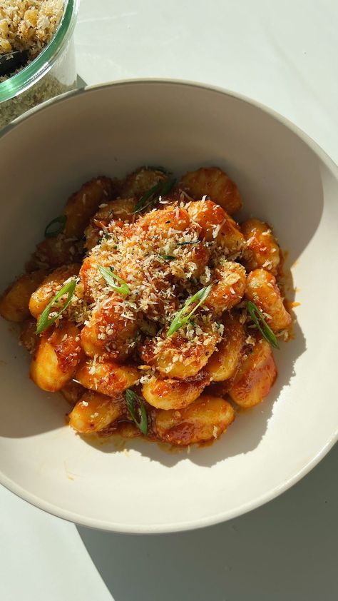 Gochujang Brown Butter Gnocchi with Toasty Panko Crumb Crunch - Okonomi Kitchen Brown Butter Gnocchi, Butter Gnocchi, Okonomi Kitchen, Creamy Gnocchi, Herbed Butter, Garlic Chips, How To Cook Gnocchi, Focaccia Recipe, Panko Crumbs