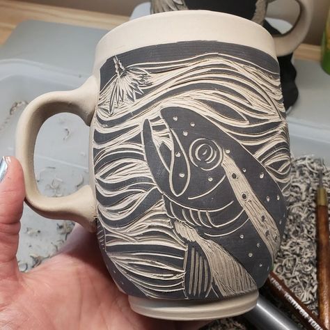 Leslie Krist on Instagram: “New Design:Trout #newwork #trout #fishing #wip #sgraffito #handmademug #madeinmichigan #michiganartist #terrapintileandpottery #gofishing” Sgraffito Fish Designs, Sgraffito Ideas, Sgraffito Designs, Pottery Sgraffito, 3d Portfolio, Sgraffito Pottery, Ceramic Glazing, Coil Pots, Ceramics Art