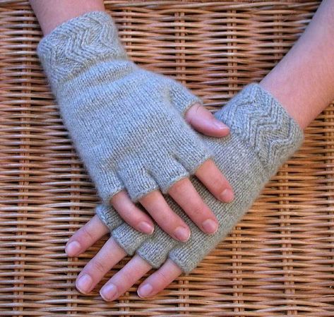 Glove Knitting Patterns, Knitting Gloves Pattern, Fingerless Gloves Knitted Pattern, Ladies Cardigan Knitting Patterns, Knitted Fingerless Gloves, Glove Pattern, Double Twist, Crochet Gloves Pattern, Chunky Knitting Patterns