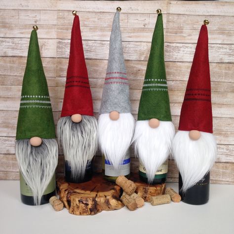 Wine Bottle Top Gnomes Diy, Gnome Bottle Topper Pattern, How To Make Gnome Wine Bottle Toppers, Wine Bottle Gnome Toppers, Gnome Wine Bottle, Cute Gnomes, Toppers Diy, Christmas Gifts To Make, Christmas Wine Bottles