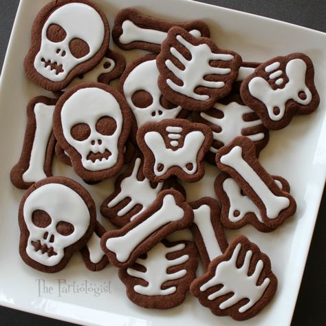 Spooky Foods, Galletas Halloween, Spooky Dinner, Cookies Decoration, Skull Cookies, Halloween Foods, Bon Apetit, Skeletal System, Icing Tips