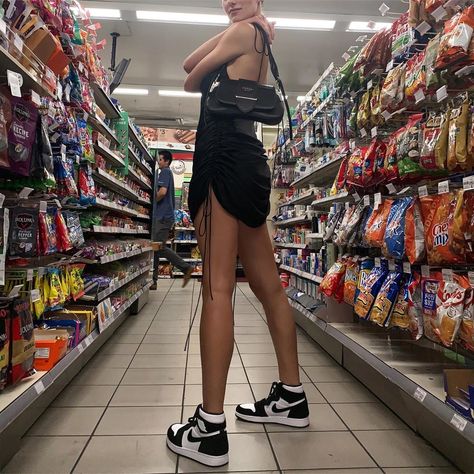 If you need a bit of inspo on how to style the sneaker and dress outfit formula, I've rounded up some examples to help you nail the look. High Top Sneakers Outfit, Jordan Outfits Womens, Buty Jordan, Outfits With Jordan 1s Fashion Styles, Stile Kendall Jenner, Jordan 1 Outfit Women, Jordan 1 Outfit, Skor Sneakers, Sneaker Outfits