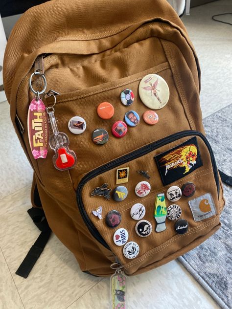 Maximalist Backpack, Messenger Bag With Pins, Pins On Backpack, Backpack Pins Aesthetic, Decorated Backpack, Backpack With Pins, Mochila Jansport, Backpack Ideas, Backpack Art