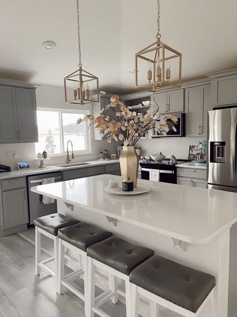 White And Grey Kitchen With Gold Accents, Black White And Gold Kitchen Decor Ideas, White And Grey Kitchen Aesthetic, White Gray Gold Kitchen, Black White Grey Gold Kitchen, Gray Kitchen Ideas Decor, Gold And Gray Kitchen, New Home Kitchen Ideas Color Schemes, Grey Black And Gold Kitchen