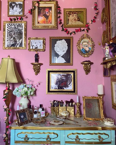 Wall Art Layout Ideas Bedroom, Eclectic Girly Decor, Vintage Maximalist Living Room, Vintage Hair Salon Aesthetic, Old Room Decor, Lilac Kitchen, Anime Home Decor, Coquette Decor, Manga Aesthetic