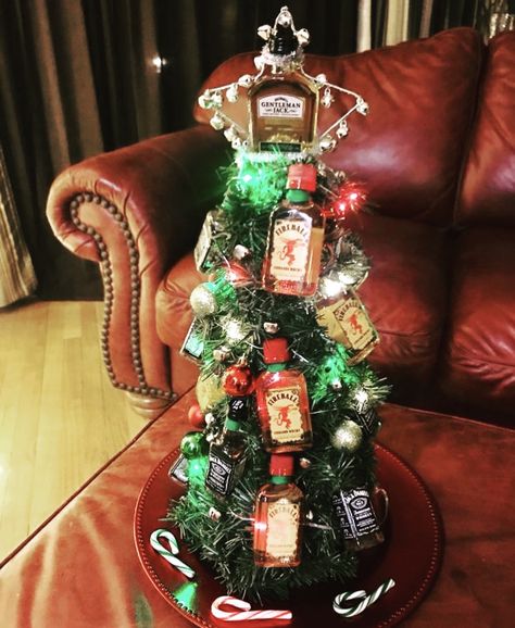 Alcohol Christmas Tree, Mini Alcohol Bottles Gifts, Christmas Thank You Gifts, Casa Club, Tiny Christmas Trees, Mini Liquor Bottles, Whisky Drinks, Holiday Cocktail Party, Mini Tree