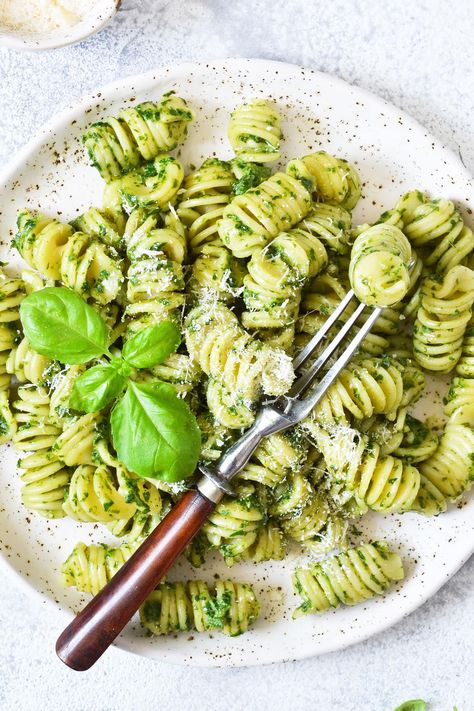 Green Pesto Pasta, Baked Spaghetti And Meatballs, High Protein Vegetables, Healthy Pesto, Pea Pesto, Spiral Pasta, Pasta Al Pesto, Green Pesto, Concrete Background