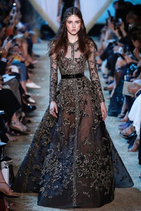 Runway Fashion Dresses, Gold Gown, Fantasy Gowns, Runway Dresses, Fantasy Dress, Fashion Tips For Women, Fantasy Fashion, Elie Saab, Mode Inspiration