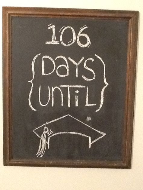 Graduation countdown Senior Chalkboard Signs, Graduation Countdown Bulletin Board, Countdown To Graduation Ideas, Senior Countdown Poster Ideas, Graduation Chalkboard Art, Graduation Countdown Ideas, Graduation Doodles, Countdown To Graduation, Graduation Countdown