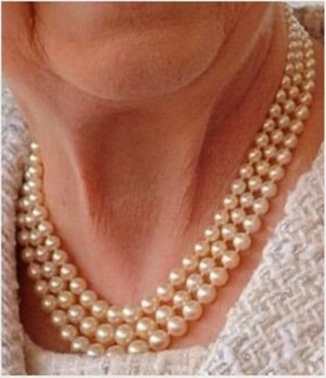 Three Strand Pearl Necklace, Queens Jewels, Elizabeth Jewelry, Black Beads Mangalsutra, King George V, Royal Crowns, Pearl Necklace Designs, Family Jewels, Pearl Necklaces