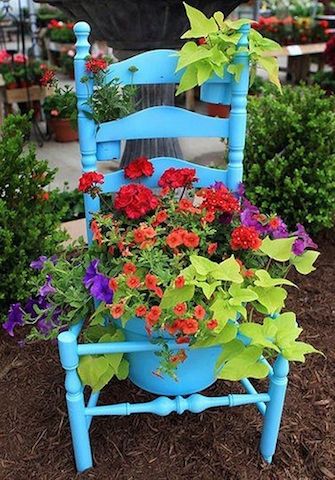 Creative Spring Planter ideas....lists of useful and re- purposed containers for the garden or patio. Chickens Backyard Breeds, Repurposed Planter, Taman Diy, Chair Planter, Jardim Diy, Diy Outdoor Decor, Old Chair, Unique Gardens, Chickens Backyard