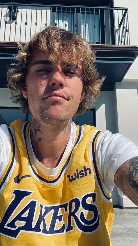 Short Haircut 2022, Justin Beiber Shirtless, Justin Bieber Photoshoot, Justin Baby, Haircut 2022, Justin Bieber Posters, Justin Bieber Style, Justin Bieber Images, Mens Hair Colour