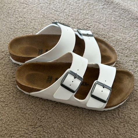 White Birkenstock Sandals Burcanstocks Sandals, White Berkinstocks Outfit Jeans, White Birkenstocks Aesthetic, Burgenstock Shoes, White Burken Stocks Outfit, White Burken Stocks, Berkinstock Slippers, Comfy White Shoes, Shoes Wishlist Aesthetic