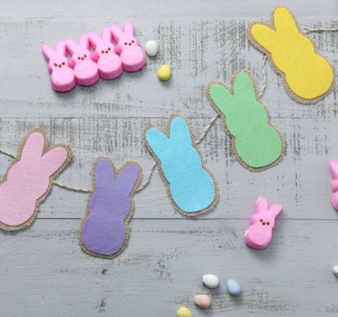 How to make a Peeps Easter bunny garland Peeps Garland, Diy Wall Hooks, Peeps Crafts, Diy Hooks, Easter Party Food, Marshmallow Peeps, Spring Fun, Spring Easter Crafts, Easter Peeps