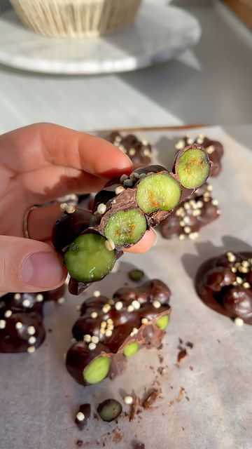 Ilona Niina🇨🇭 on Instagram: "Blueberry-chocolate clusters😍🫐🍫 literally takes 5 mins to make and is such a delicious snack✨ the crunchiness of the chocolate with the juicy blueberries go perfectly together👌🏻⁣🤤 ⁣ ✨recipe✨ (it can’t get easier than this) ⁣ 1. Melt your chocolate (I used ~120g of dark chocolate).⁣ 2. Mix in the blueberries (I used ~100g). Form clusters on a plate lined with parchment paper. ⁣ 3. Sprinkle with your favorite topping (I used puffed quinoa).⁣ 4. Let it harden in Chocolate Clusters, Puffed Quinoa, Chocolate Ideas, Blueberry Chocolate, Baking Stuff, Recipes With Few Ingredients, Favorite Dessert Recipes, Easy Dessert, Parchment Paper