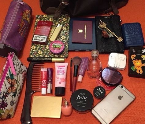 @whatsinmyhandbags ( 2010s ) What's In My Purse, Simple Person, Inside My Bag, Whats In Your Purse, Purse Essentials, Handbag Essentials, Girls Tote, In My Bag, What In My Bag