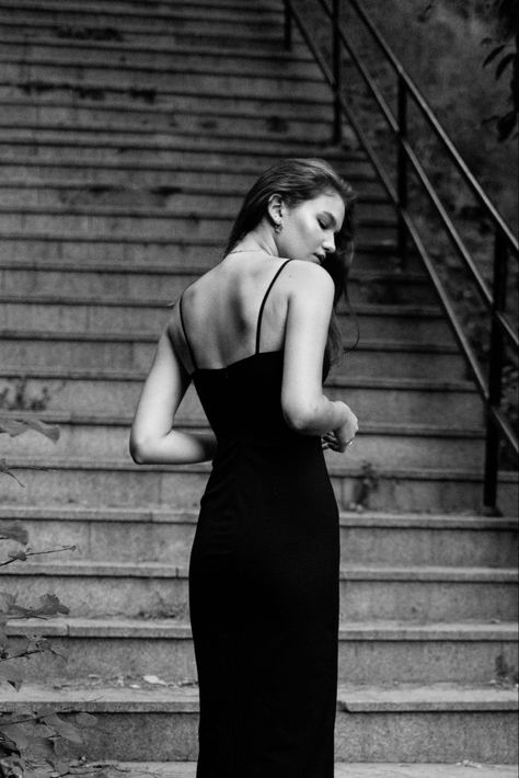 Black Dress City Photoshoot, Vogue Street Photoshoot, Street Photography Poses Women Dress, Black Dress Photoshoot Outdoor, City Fashion Photography, Street Fashion Photoshoot, Beach Photo Session, Prom Photoshoot, Plus Size Vintage Dresses