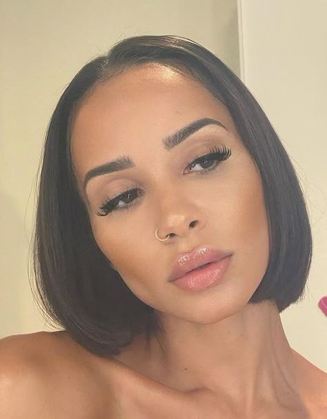 Bob Headband Hairstyles, Lori Harvey Short Bob, Lori Harvey Bob, Styling A Short Bob, Chin Length Bob Round Face, Hair Inspo Straight, Bob Curly Hairstyles, Haircut Black Hair, Designs In Hair