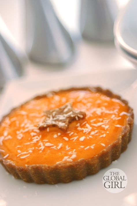 The Global Girl Raw Food Dessert Recipes: Raw Vegan Persimmon Carob Tart with a walnut, medjool dates and coconut gluten-free crust. Oil fre... Persimmon Recipes, Raw Dessert Recipes, Raw Vegan Desserts, Raw Cake, Vegan Pie, Raw Desserts, Raw Food Diet, Medjool Dates, Raw Vegan Recipes