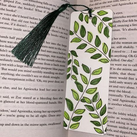 Book Mark Ideas Creative, Book Marks Design Ideas, Homemade Bookmarks, Bookmark Crochet, Handmade Bookmarks Diy, Penanda Buku, Bird Sculptures, Diy Crafts Bookmarks, Bookmark Ideas