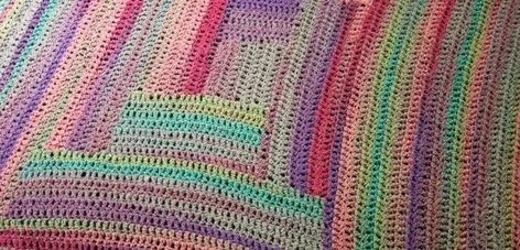 [Free Pattern] This Easy Log Cabin Afghan It’s An Old Idea That Never Goes Out Of Style! - Knit And Crochet Daily Crochet Log Cabin Afghan Pattern Free, Log Cabin Crochet Pattern, Log Cabin Crochet, Cabin Crochet, Log Cabin Quilt, Crochet Afghans, Variegated Yarn, Afghan Pattern, Cabin Style