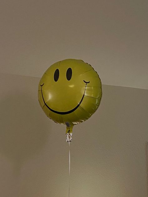 Smiley Balloon, Smiley Face Balloon, Murakami Flower, Smiley Happy, Balloon Painting, Dreamcore Weirdcore, Say Cheese, 3d Painting, Kid Table