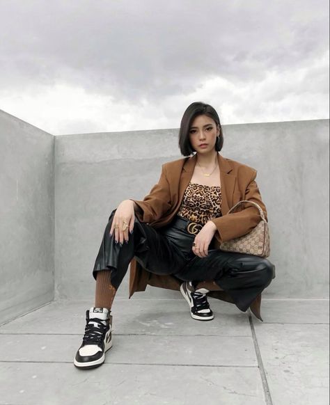 Dark Mocha 1s Outfit, Tenis Nike Jordan, Dark Mocha 1s, Nike Fits, Jordan 1 Mocha, Jordan 1 Outfit, Puffer Jacket Outfit, Jordan Outfit, Turtleneck Outfit