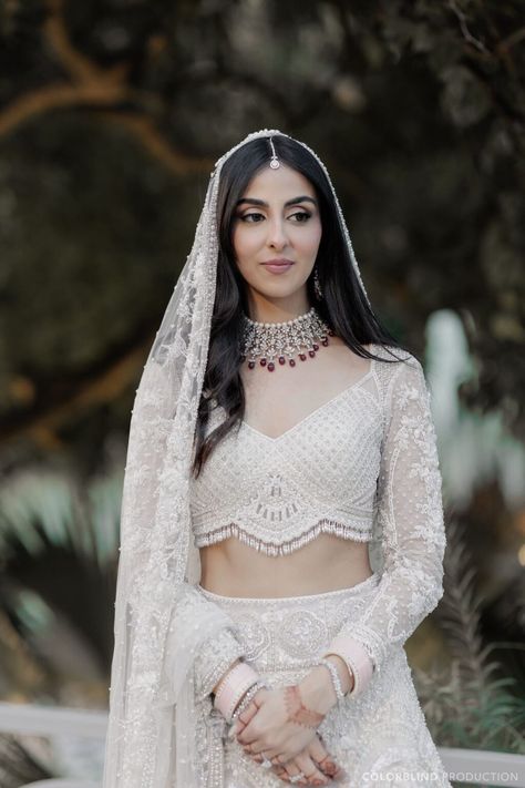 15 Stunning Full Sleeves Bridal Blouse Designs - Save It Right Now! - SetMyWed Engagement Couple Dress, Dreamy Garden Wedding, Bridal Entry, Fashionable Saree, Indian Culture And Tradition, Full Sleeves Design, Dreamy Garden, White Lehenga, Celebrity Bride