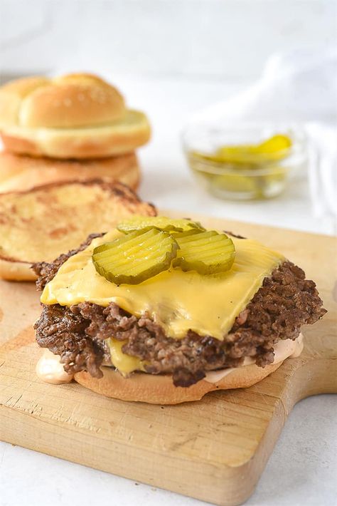 Create a restaurant style Smash Burger at home in minutes and for a lot less money. You are going to love the crispy brown crust that forms as the burger cooks so quickly. Burger At Home, Juicy Lucy Burger, Teriyaki Burgers, Smash Burger Recipe, Outdoor Cooking Recipes, Smash Burgers, How To Cook Burgers, Burger Sliders, Griddle Cooking