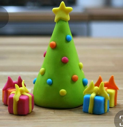 Fondant Christmas Tree, Fondant Christmas Cake, Present Toppers, Christmas Fondant, Christmas Tree With Presents, Christmas Cake Designs, Christmas Cake Topper, Christmas Cake Decorations, Xmas Cake