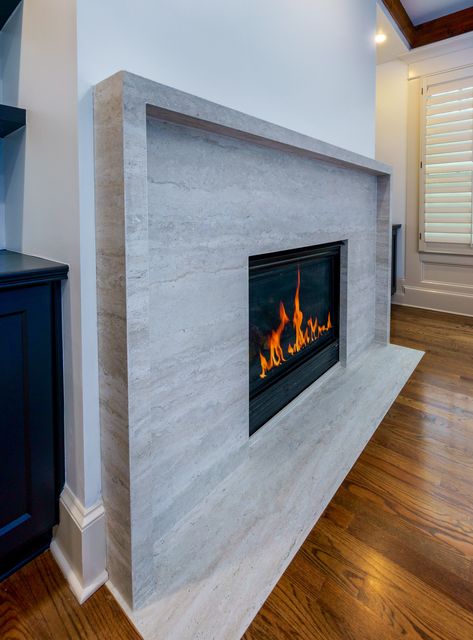 Are you looking for custom fireplaces with a stunning design? We can help you!  Look at this gorgeous 𝐪𝐮𝐚𝐫𝐭𝐳 fireplace surround 🔥 Fireplace With Quartz Surround, Quartz Fireplace Wall, Slab Fireplace Surround, Quartz Fireplace Surround, Woodsy House, Quartz Fireplace, Luxe Apartment, Electric Fireplace Living Room, Kitchen 2024