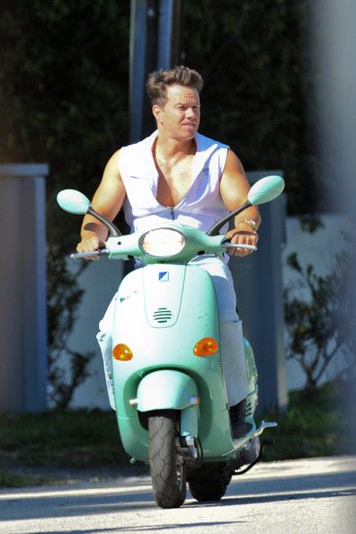 Mark Wahlberg on a Vespa in Miami Italian Icons, Vespa Et4, Piaggio Scooter, Vespa Bike, Vespa S, Moto Scooter, Lambretta Scooter, Vespa Lambretta, Vespa Vintage