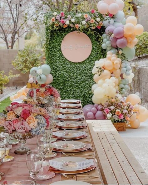 Disco Garden Party, Garden Party Wedding Dress, Baby Shower Color Themes, Junk Garden, Modern Baby Shower Games, Table Presentation, Garden Party Bridal Shower, Flower Birthday Party, Fairy Garden Birthday Party