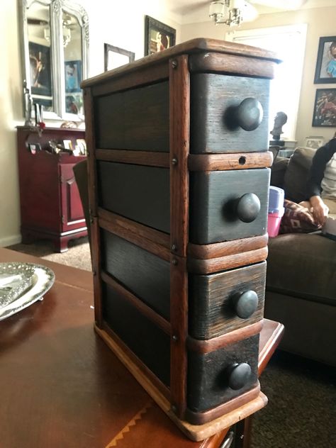 Sewing machine drawer upcycle Old Sewing Cabinet Drawers, Treadle Sewing Machine Ideas Repurposed, Singer Sewing Machine Repurposed, Drawers Ideas, Table Redo, Sewing Machine Drawers, Sewing Machine Table, Up Cycle, Handy Woman