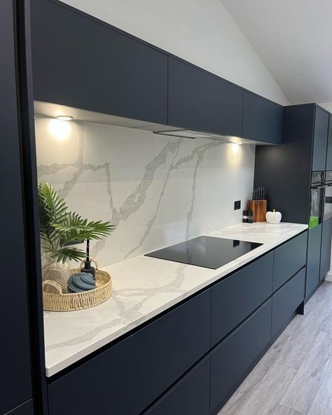 Hockley Super Matt Navy Handleless Kitchen | Howdens Anthracite Kitchen, Howdens Kitchen, Kitchen Design Bloxburg, Howdens Kitchens, Real Kitchens, Open Plan Kitchen Dining Living, Open Plan Kitchen Diner, Handleless Kitchen, Open Plan Kitchen Dining