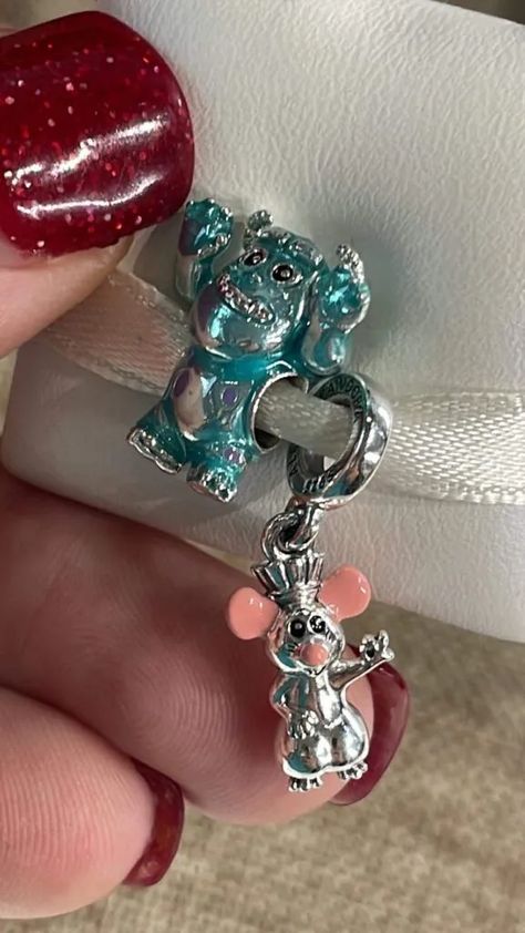 Disney Pandora Bracelet, Pandora Bracelet Charms Ideas, Pandora Charms Disney, Pandora Bracelet Designs, Charms Pandora, Pandora Disney, Pandora Bracelet Charms, Classy Jewelry, Disney Jewelry