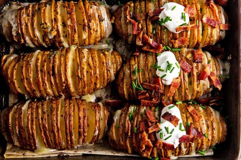 In the Loaded Hasselback Potatoes recipe, sliced potatoes are brushed with garlic butter, stuffed with cheese, and include all the fixings! Baked Potato Slices, Potatoes Recipes, Hasselback Potatoes, Potato Recipes Side Dishes, Potato Gratin, Butter Cheese, Easy Cheesy, Baked Potatoes, Potatoes Recipe