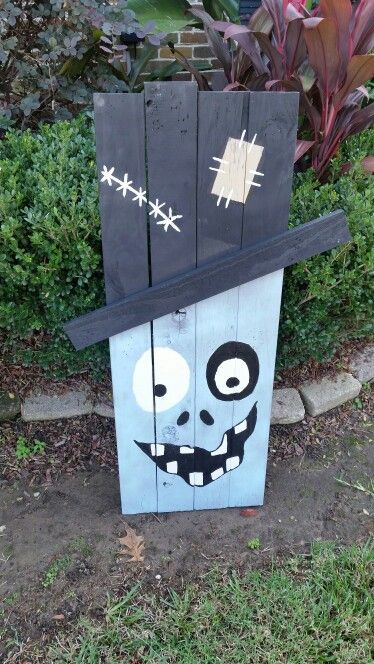 Our Second zombie Halloween pallet! Halloween Pallet Projects, Pallet Halloween Decorations, Halloween Pallet, Blue Zombie, Halloween Palette, The Pagemaster, Wooden Halloween Decorations, Pallet Halloween, Fall Wood Crafts