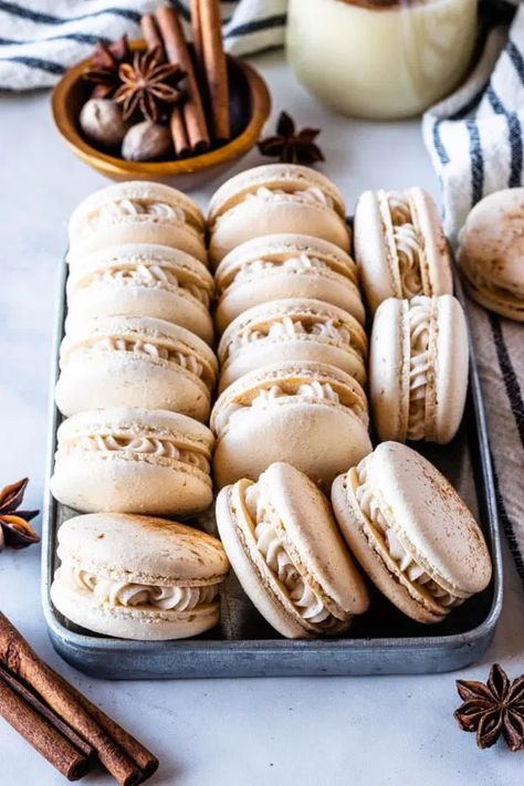 Eggnog Macarons, Maccarone Recipes, Egg Macarons, Macarons Christmas, Eggnog Buttercream, Baking Corner, Macaron Recipes, Beautiful Baking, Styling Food Photography