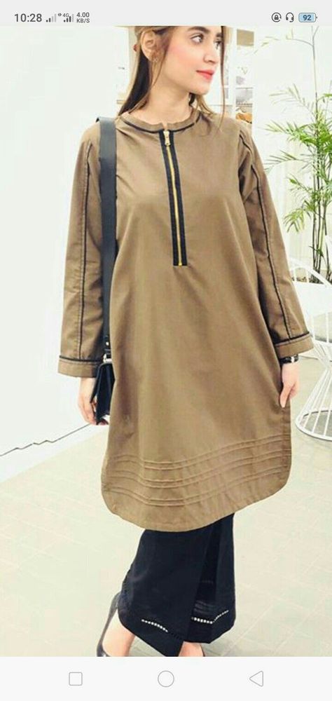 Zip neckline with pleats details kurta Simple Dress Casual, Stylish Short Dresses, Pakistani Fashion Party Wear, Pakistani Fashion Casual, Pakistani Dresses Casual, Casual Wear Dress, Kurti Designs Party Wear, Sleeves Designs For Dresses, Kurta Designs Women