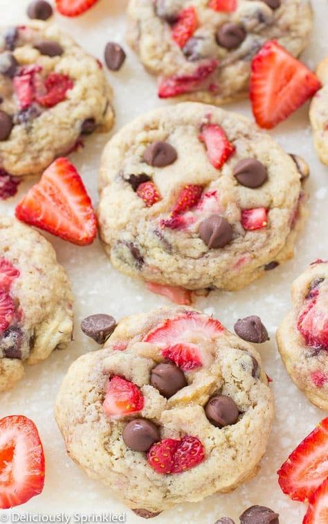 These homemade Strawberry Chocolate Chip cookies are loaded with fresh strawberries and milk chocolate chips. Strawberry Chocolate Chip, Strawberry Chocolate Chip Cookies, Chocolate Covered Strawberry Recipe, Coconut Dessert, Strawberry Cookies, Strawberry Chocolate, Strawberry Desserts, Best Cookie Recipes, Chocolate Strawberries