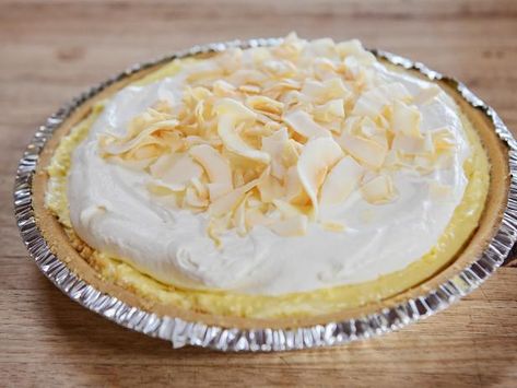 Best Coconut Cream Pie, 5 Ingredient Desserts, Creme Pie, Ree Drummond Recipes, Coconut Creme, Toasted Coconut Chips, Coconut Cream Pie Recipes, Cake Machine, Graham Cracker Crust Pie